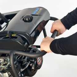 Ergonomiczny uchwyt i intuicyjny panel sterowania ubijaka Meyer UB80 dla wygodnej obsługi.